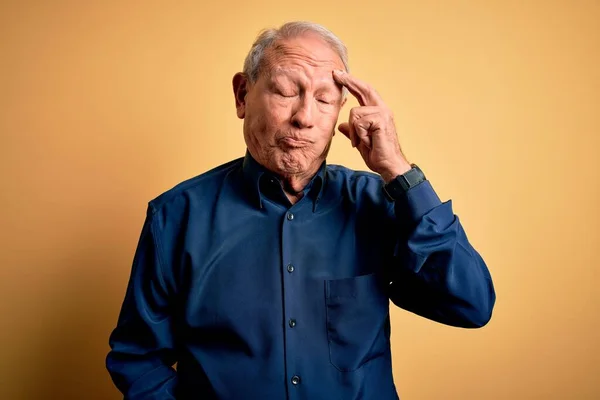 Grauhaariger Älterer Herr Lässigem Blauem Hemd Vor Gelbem Hintergrund Besorgt — Stockfoto