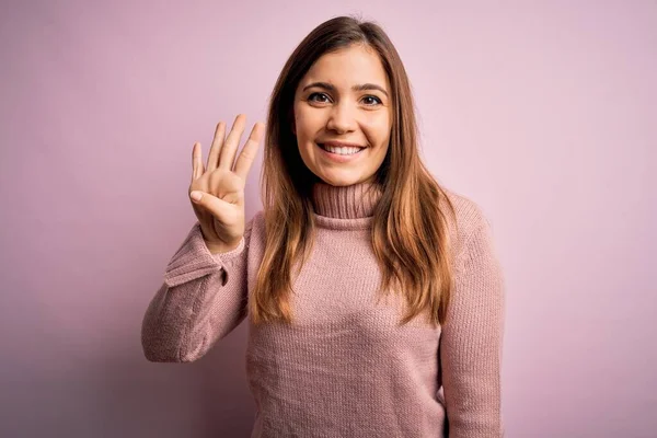 Vacker Ung Kvinna Bär Polotröja Över Rosa Isolerad Bakgrund Visar — Stockfoto