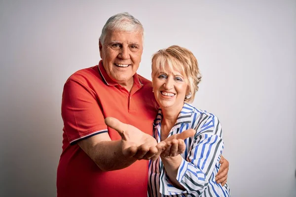 Casal Bonito Sênior Juntos Sobre Fundo Branco Isolado Sorrindo Com — Fotografia de Stock