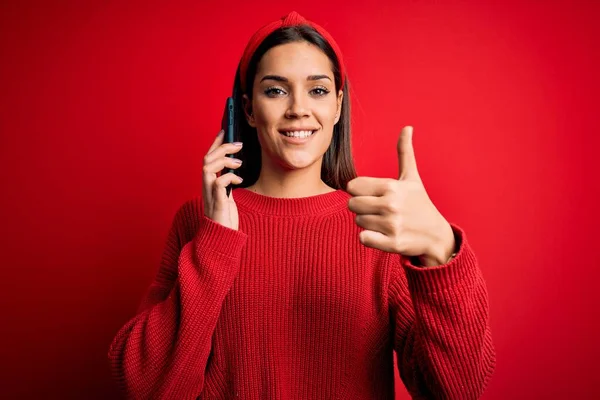 Jovem Bela Mulher Morena Conversando Smartphone Feliz Com Grande Sorriso — Fotografia de Stock