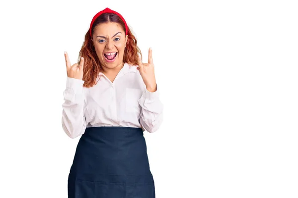 Genç Latin Kadın Garson Önlüğü Giymiş Çılgın Bir Ifadeyle Bağırıyor — Stok fotoğraf