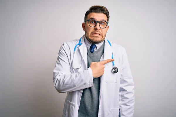 Jovem Médico Homem Com Olhos Azuis Vestindo Casaco Médico Estetoscópio — Fotografia de Stock