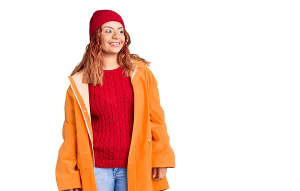 Jonge Latijnse Vrouw Draagt Winterse Casual Kleding Die Weg Kijkt — Stockfoto