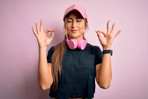 Jonge Mooie Fitness Sportvrouw Met Een Trainingspet Een Koptelefoon Roze — Stockfoto