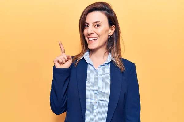 Jovem Mulher Bonita Vestindo Roupas Negócios Sorrindo Com Uma Ideia — Fotografia de Stock