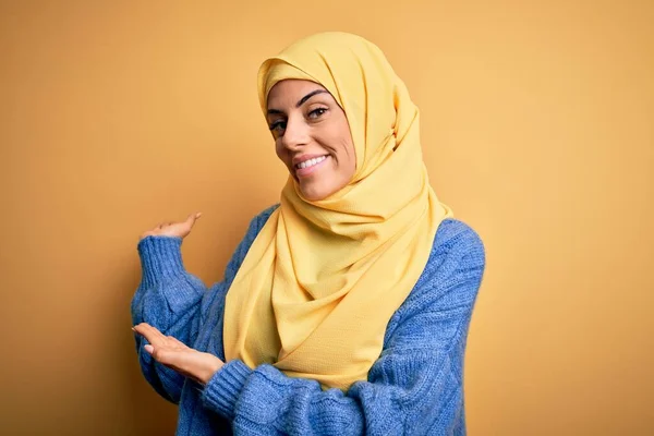 Νεαρή Όμορφη Μελαχρινή Μουσουλμάνα Γυναίκα Φορώντας Arab Μαντίλα Πάνω Από — Φωτογραφία Αρχείου