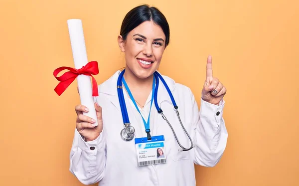 Νεαρή Όμορφη Γιατρός Γυναίκα Φορώντας Στηθοσκόπιο Κατέχουν Πτυχίο Αποφοίτησε Χαμογελώντας — Φωτογραφία Αρχείου