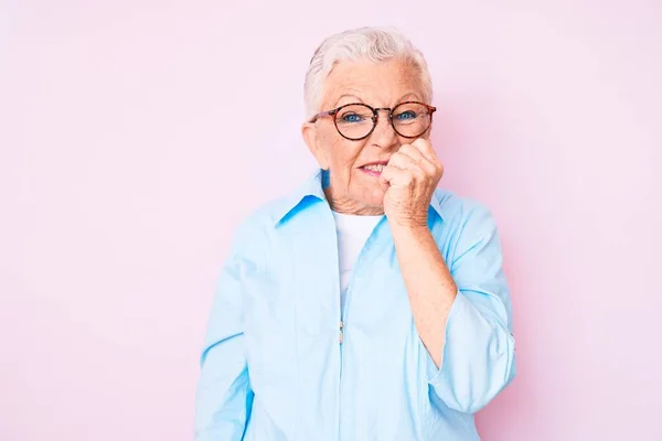 Mujer Mayor Hermosa Con Ojos Azules Cabello Gris Con Gafas — Foto de Stock