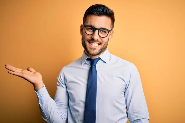 Jovem Empresário Bonito Vestindo Gravata Óculos Sobre Fundo Amarelo Sorrindo — Fotografia de Stock