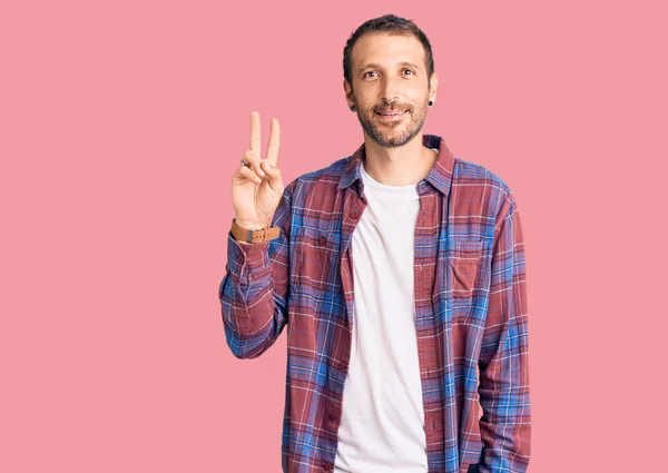 Mladý Pohledný Muž Neformálním Oblečení Usmívající Kameru Ukazující Prsty Znamení — Stock fotografie