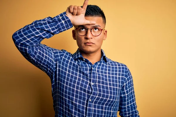 Jovem Homem Latino Bonito Vestindo Camisa Casual Óculos Sobre Fundo — Fotografia de Stock