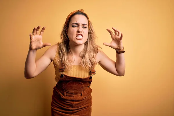 Jovem Bela Mulher Loira Vestindo Macacão Diadema Sobre Fundo Amarelo — Fotografia de Stock