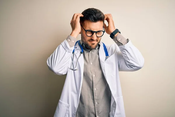 Ung Läkare Man Bär Glasögon Medicinsk Vit Mantel Och Stetoskop — Stockfoto