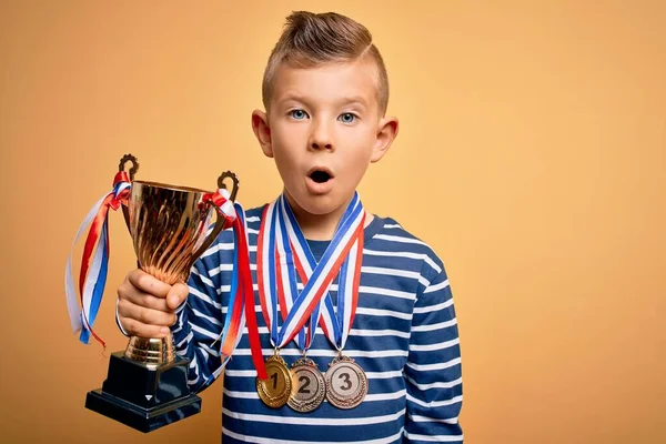 Młody Biały Dzieciak Noszący Medale Zwycięzcy Trofeum Zwycięstwa Nad Żółtym — Zdjęcie stockowe