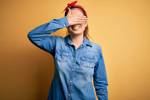 Genç Güzel Esmer Bir Kadın Günlük Kot Gömlek Saç Mendili — Stok fotoğraf