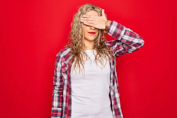 Joven Mujer Rubia Hermosa Con Camisa Casual Pie Sobre Fondo —  Fotos de Stock