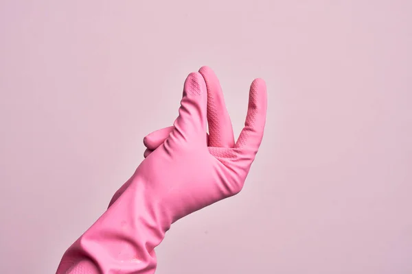 Ręka Białego Młodzieńca Rękawicą Czyszczącą Odizolowanym Różowym Tle Pstrykające Palce — Zdjęcie stockowe