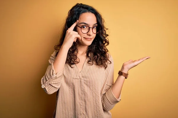 Schöne Frau Mit Lockigem Haar Gestreiftem Hemd Und Brille Über — Stockfoto