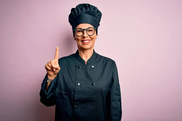 Mulher Chef Morena Meia Idade Usando Uniforme Fogão Chapéu Sobre — Fotografia de Stock