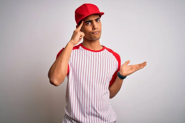 Joven Atleta Afroamericano Guapo Con Camiseta Béisbol Rayas Gorra Confundido — Foto de Stock