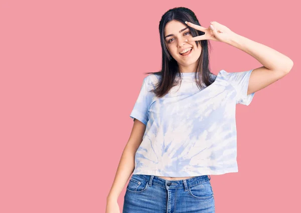 Joven Hermosa Chica Con Camiseta Casual Haciendo Símbolo Paz Con — Foto de Stock