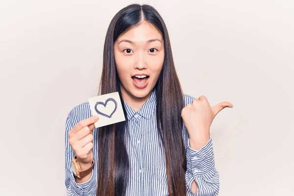 Jong Mooi Chinees Vrouw Houden Herinnering Met Hart Vorm Wijzen — Stockfoto