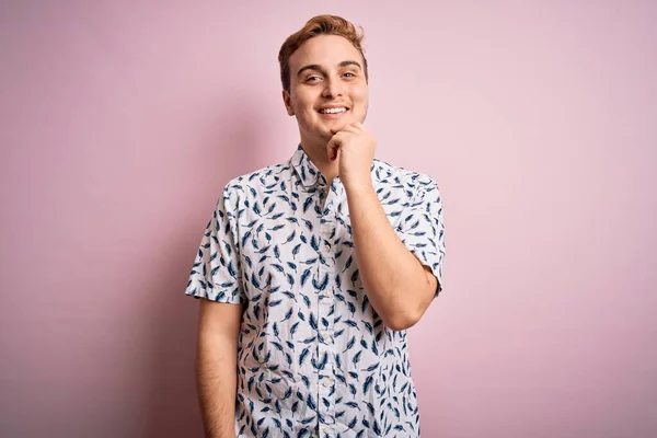 Joven Hombre Pelirrojo Guapo Con Camisa Verano Casual Pie Sobre — Foto de Stock