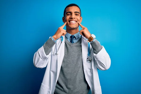 Bonito Médico Afro Americano Homem Vestindo Casaco Estetoscópio Sobre Fundo — Fotografia de Stock