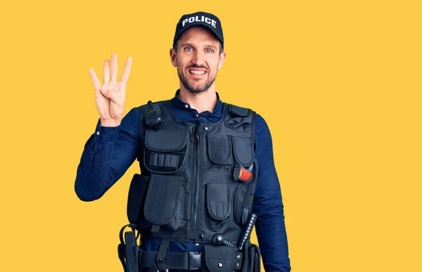 Polis Üniforması Giyen Genç Yakışıklı Dört Numarayı Gösterip Işaret Ederken — Stok fotoğraf