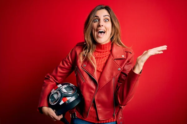 Krásná Brunetka Motocyklistka Žena Červené Bundě Držení Motocyklové Přilby Velmi — Stock fotografie