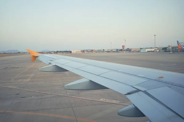 Blick Auf Den Flughafen Und Den Flugzeugflügel Aus Dem Flugzeugfenster — Stockfoto