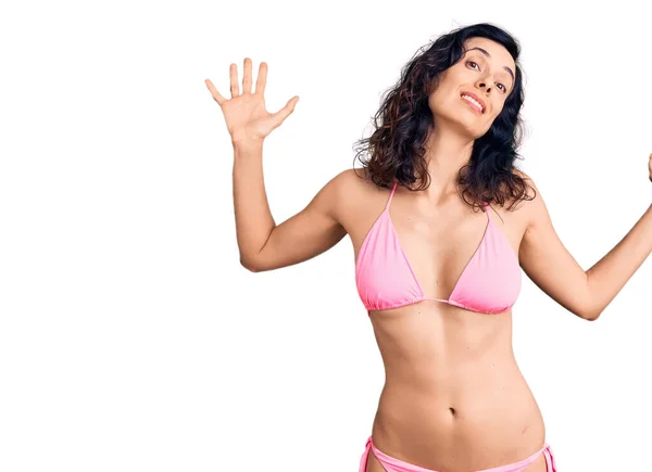 Jeune Belle Femme Hispanique Portant Bikini Expression Désemparée Confuse Avec — Photo