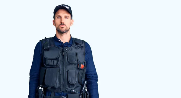 Joven Hombre Guapo Vistiendo Uniforme Policía Buscando Somnoliento Cansado Agotado — Foto de Stock