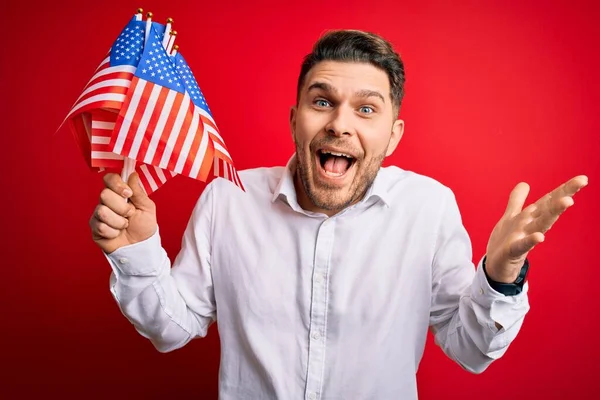 Fiatal Férfi Kék Szemekkel Tartja Zászlaját Amerikai Egyesült Államok Piros — Stock Fotó