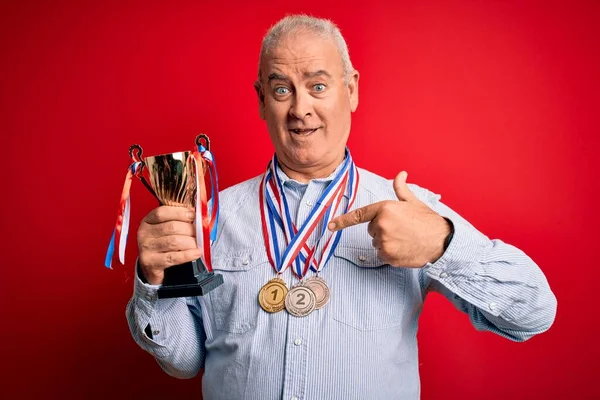 Edad Media Hoary Hombre Exitoso Con Medallas Sosteniendo Trofeo Sobre — Foto de Stock