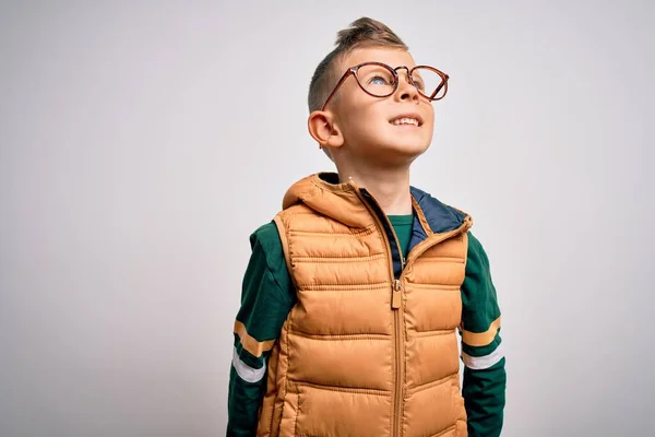 Joven Niño Caucásico Con Ojos Azules Usando Abrigo Invierno Gafas — Foto de Stock