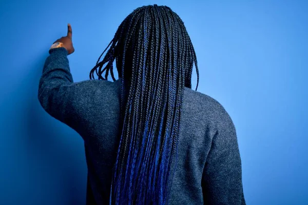 Africký Američan Velikost Žena Copánky Sobě Ležérní Svetr Přes Modré — Stock fotografie