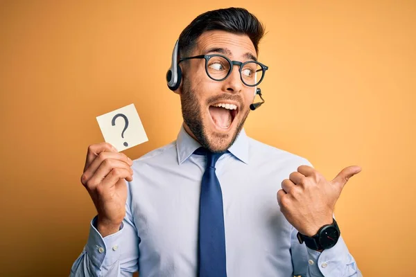 Business Operator Man Customer Service Headset Call Center Showing Question — Stock Photo, Image