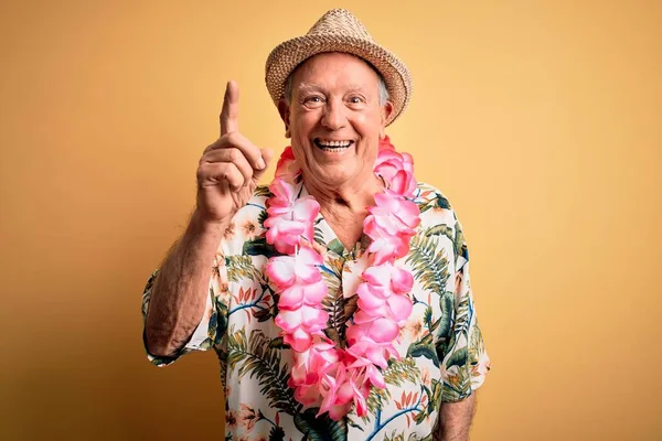 Grijs Harige Senior Man Met Zomerhoed Hawaïaanse Lei Gele Achtergrond — Stockfoto