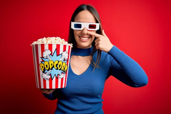 Młoda Blondynka Okularach Jedząca Paczkę Popcornu Oglądająca Film Kinie Wskazująca — Zdjęcie stockowe