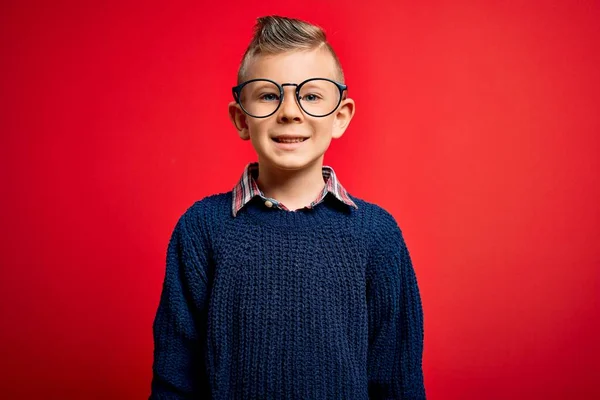 Joven Niño Caucásico Con Ojos Azules Pie Con Gafas Inteligentes — Foto de Stock