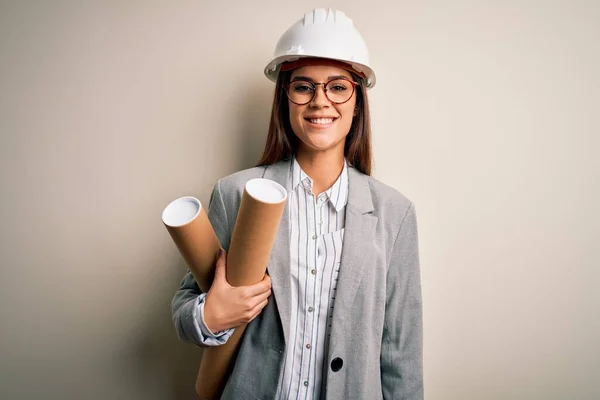 Junge Schöne Architektin Mit Schutzhelm Und Brille Die Baupläne Mit — Stockfoto