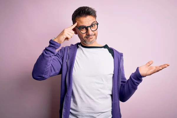 Homem Bonito Jovem Vestindo Camisola Roxa Óculos Sobre Fundo Rosa — Fotografia de Stock
