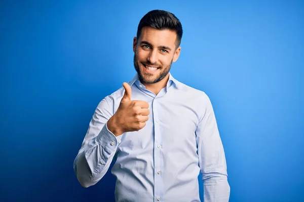 Jonge Knappe Man Met Een Elegant Hemd Een Geïsoleerde Blauwe — Stockfoto