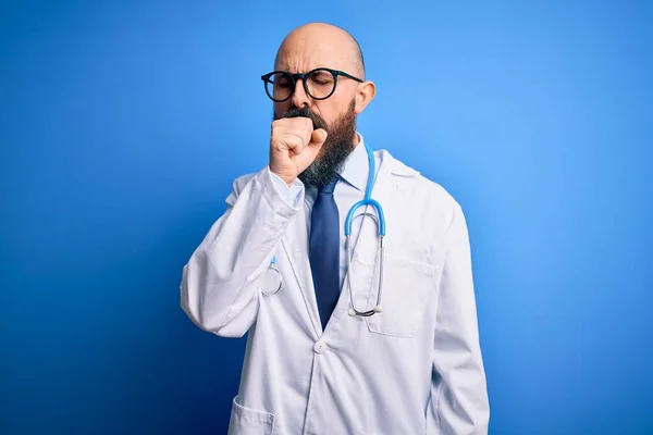 英俊的秃头医生 留着胡子 戴着眼镜和听诊器 带着蓝色背景 感觉不舒服 咳嗽是感冒或支气管炎的症状 保健概念 — 图库照片