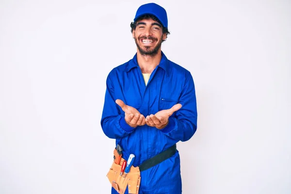 Bonito Jovem Com Cabelo Encaracolado Urso Weaing Handyman Uniforme Sorrindo — Fotografia de Stock