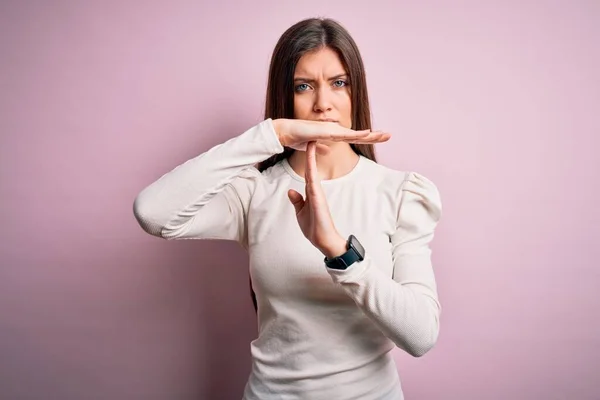 Jonge Mooie Vrouw Met Blauwe Ogen Dragen Casual Witte Shirt — Stockfoto