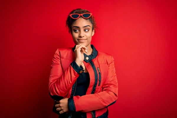 Gyönyörű Afro Amerikai Lány Piros Kabátot Napszemüveget Visel Elszigetelt Háttér — Stock Fotó