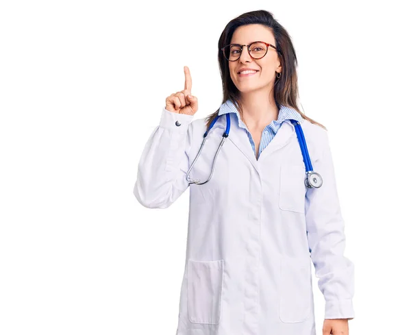Młoda Piękna Kobieta Stetoskopie Okularach Pokazuje Wskazuje Palcem Numer Jeden — Zdjęcie stockowe