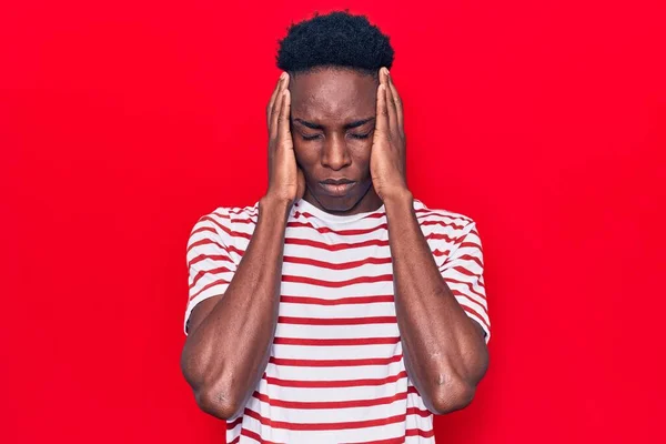 Junge Afrikanisch Amerikanische Mann Lässiger Kleidung Leiden Unter Kopfschmerzen Verzweifelt — Stockfoto